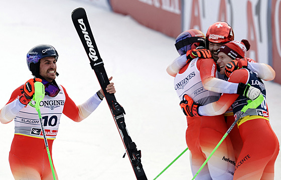 �výcar�tí ly�a�i na MS v Saalbachu ovládli závod dvojic, radují se Loic...