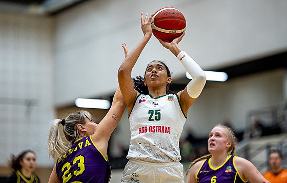 Peyton Whittedová (v bílém) z Ostravy atakuje ko� Slovanky.