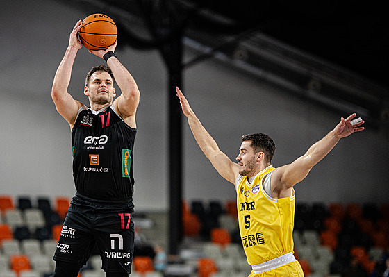 Jaromír Boha�ík z Nymburka st�ílí na ko� Interu Bratislava, brání ho Matej...