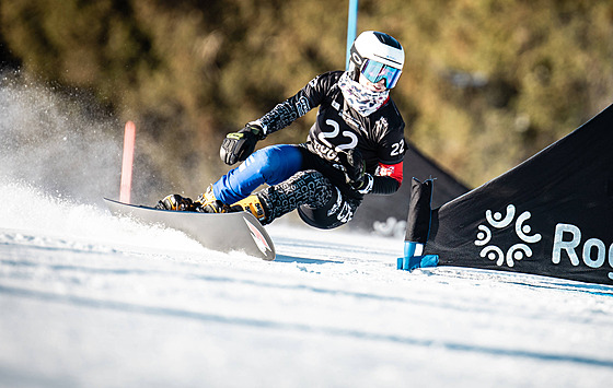 Snowboardistka Zuzana Mad�rová na svahu v Rogle