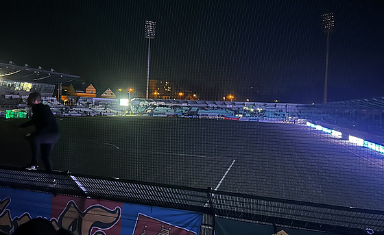 Prvoligový zápas Karviná - Sparta provázely výpadky proudu.