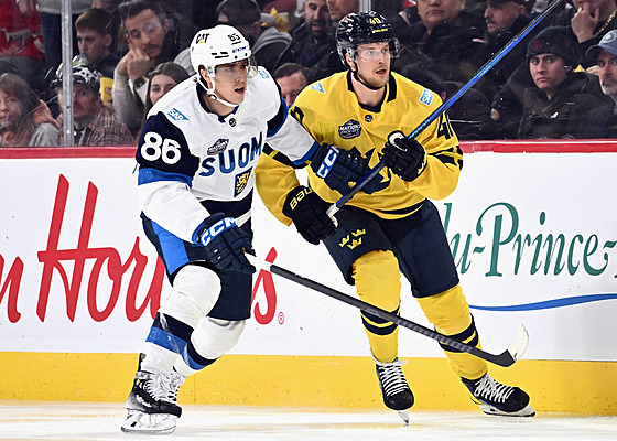 Finský hokejista Teuvo Teravainen (vlevo) a jeho �védský soupe� Elias Pettersson