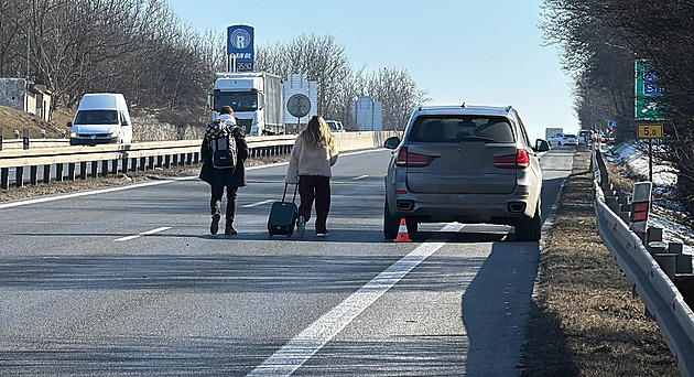 Dálnici D7 u Středokluk uzavřela hromadná nehoda, jeden člověk se vážně zranil