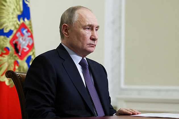 Putinova noční můra. Vládce Kremlu se bojí, že Západ bude bez použití síly likvidovat Rusku blízké režimy