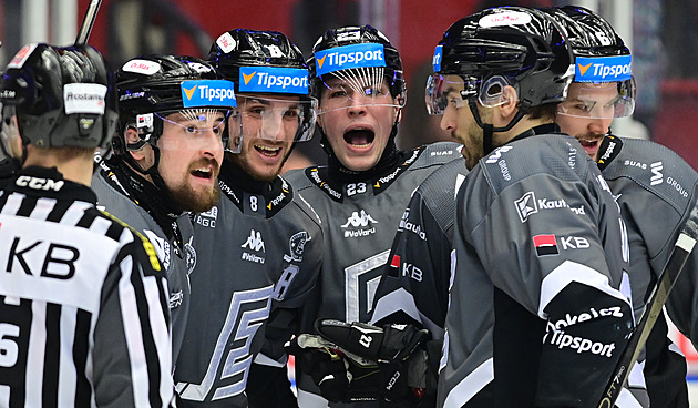 Varaďovy Vítkovice porazily Pardubice. Sparta i Třinec dominovaly, derby pro Vary