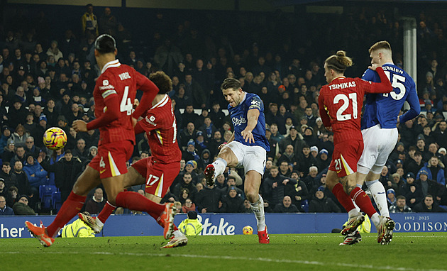 Liverpool přišel v nastavení o výhru v derby na Evertonu, ligu vede o sedm bodů