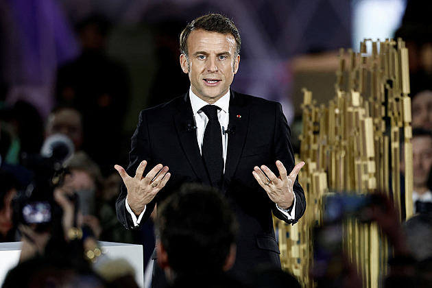 Mír dosažený kapitulací Ukrajiny by byl špatný, řekl Macron. Putinovi nevěří