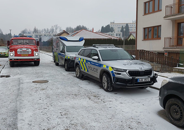 Hasiči přijeli k požáru, muž před jejich zraky zastřelil příbuzného