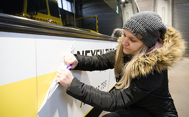 Z voz� m�stské hromadné dopravy v Most� za�aly mizet ob�í reklamní polepy....