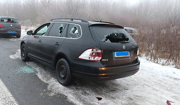 Mladí ničili zaparkovaná auta, až policisté žasli. Od soudu odešli s dohledem