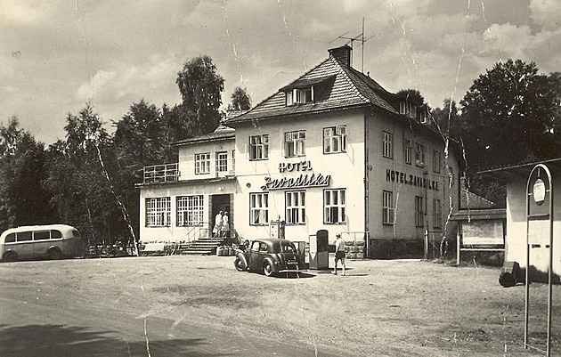 Historický snímek ukazuje Hotel Zavadilka v Prost�ední Be�v�. Podnik býval...