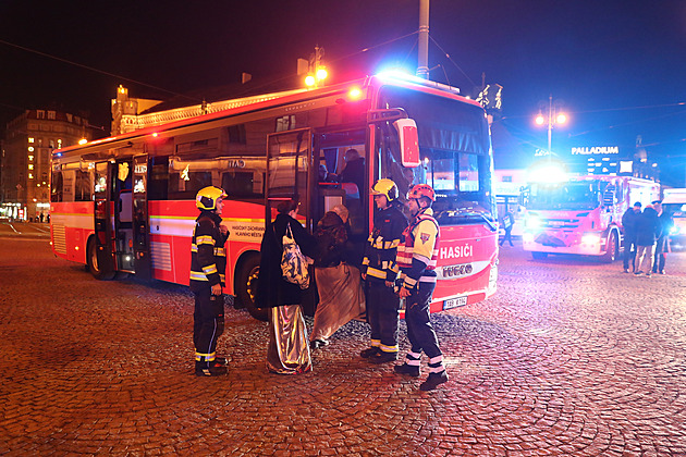 Kvůli nahlášené bombě v pražském Obecním domě evakuovali policisté stovky lidí