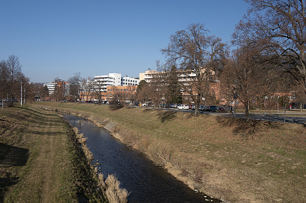 Další zpoždění. „Formální chyby“ zastavily proměnu nábřeží u nemocnice