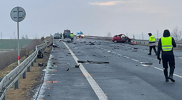 Tři mrtví při střetu v závratné rychlosti, řečí čísel jsou ale silnice bezpečnější