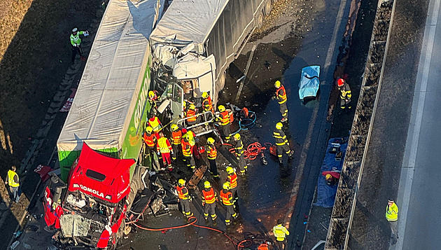 Zásah u nehody �esti kamion� na D1 nedaleko Ostravy. Zranili se �ty�i lidé,...