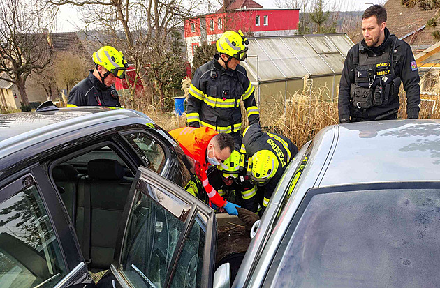 Senior chtl zastavit auto, které se mu samo rozjelo, ale skonil zaklínný...
