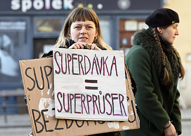 Poslanci jednali o nové superdávce, na náměstí byl proti ní protest