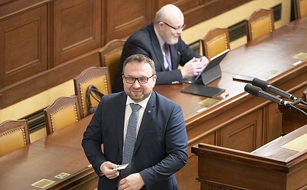 Poslanci jednají o zásadní změně dávek. Má se víc posuzovat příjem i majetek