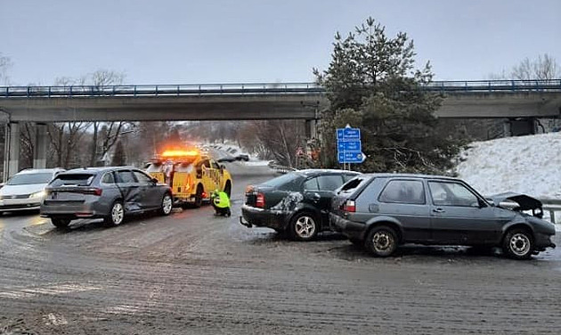 Vysočinu zasáhla ledovka, spoje mají zpoždění. Kamenice hlásí kalamitní stav
