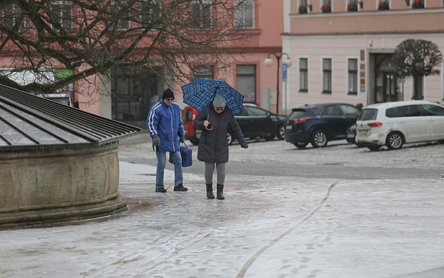 Nehody i zpoždění spojů. Vysočinu zasáhla ledovka, Kamenice hlásí kalamitní stav