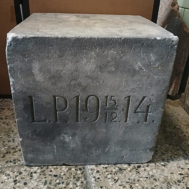 Na p�d� m�stského ú�adu v Chocni byl ukrytý základní kámen d�ev�ného kostela z...