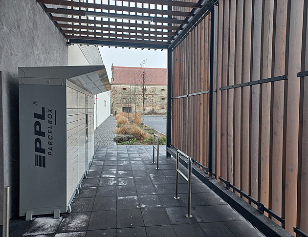 Výdejní box u Lidlu v Litomyli. Schovává jej devné oplátní obchodu a z...