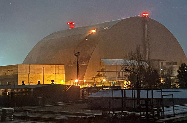 Dron zasáhl sarkofág elektrárny Černobyl. Značně ho poškodil, v místě hořelo