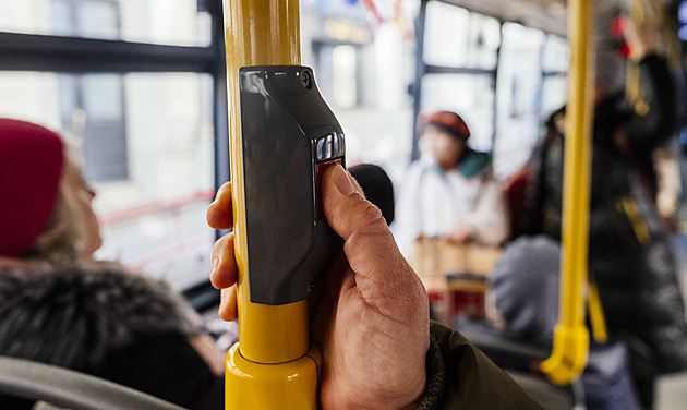 MHD, tla�ítko STOP slou�ící pro zastávku na znamení. (10. února 2025)