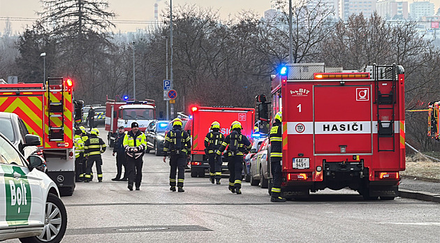 Hasiči zasahovali u požáru areálu s autovraky. Kouř byl vidět i z centra Prahy