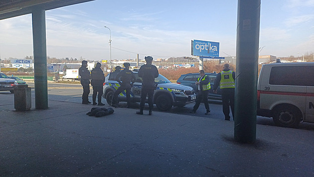 Muž vyhrožoval bombou v autobuse na Černém Mostě, zadrželi ho policisté