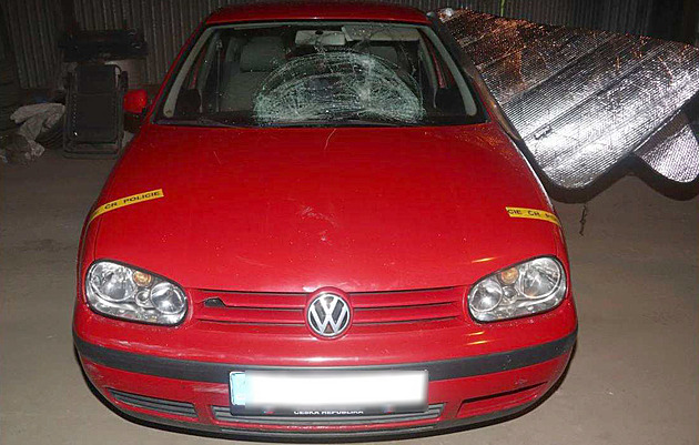 Nabourané auto, kterým jeden z kumpán� p�isti�ené zlod�jky nají�d�l na dva...