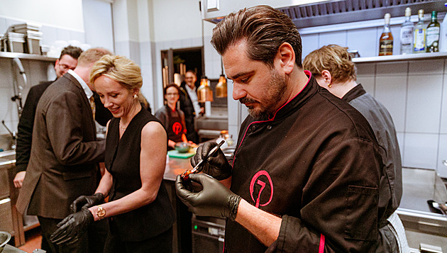 V nové komedii Kdy se zhasne hraje mimo jiné Petra Hebíková i Vojta Kotek.