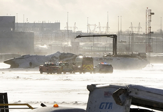 Viseli jsme tam jako netopýři, panoval chaos, popisují pasažéři převrácení letadla