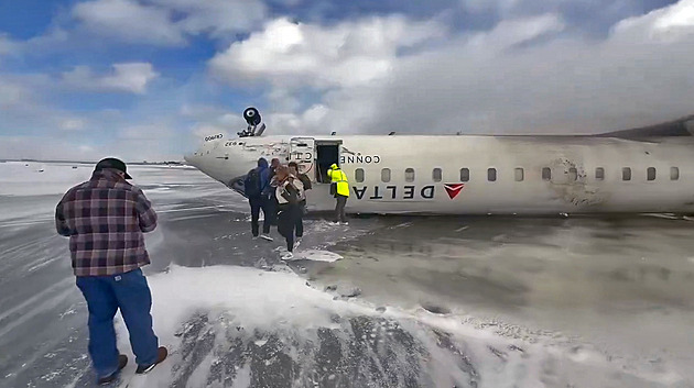 V kanadském Torontu havarovalo při přistávacím manévru letadlo Delta Air Lines