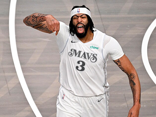 Anthony Davis z Dallasu se raduje.