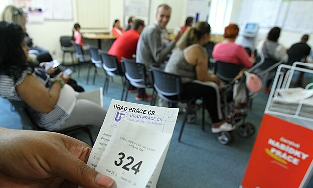 Moment�ln� je v cel� zemi v�razn� ni��� nab�dka voln�ch m�st. ��ady pr�ce...