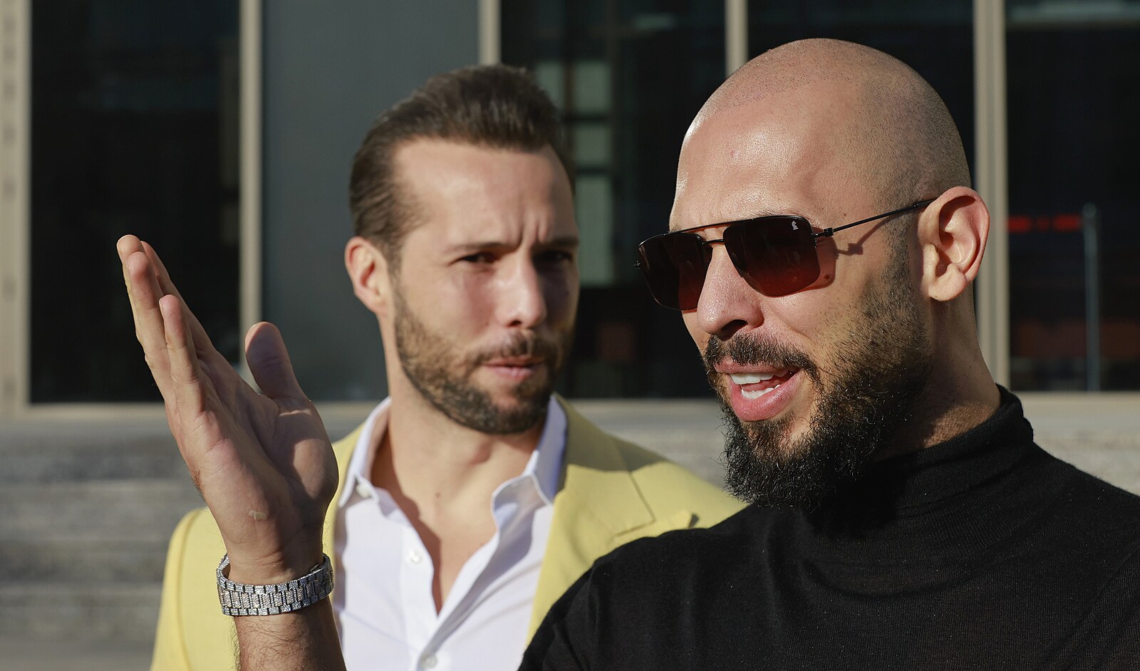 Influencer Andrew Tate zůstane s bratrem ve vazbě v Miami nejméně do půlky srpna