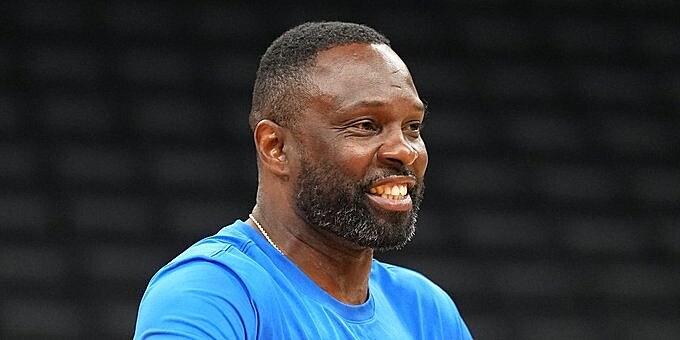 Asistent trenéra basketbalist� Dallasu Darrell Armstrong.
