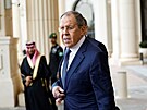 Ruský ministr zahranií Sergej Lavrov odchází z hotelu ped setkáním s...