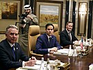 Americký ministr zahranií Marco Rubio (uprosted) sedí vedle amerického...