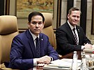 Americký ministr zahranií Marco Rubio (uprosted) sedí vedle amerického...