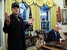 Elon Musk a Donald Trump bhem tiskové konference v Oválné pracovn (11. února...