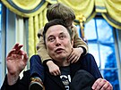 Elon Musk se synem bhem tiskové konference v Oválné pracovn (11. února 2025)