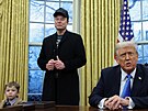 Elon Musk a Donald Trump bhem tiskové konference v Oválné pracovn (11. února...
