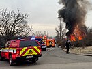 U po��ru autovrakovi�t� v Michli zasahuj� hasi�i, ohe� dost�vaj� pod kontrolu