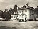 Historick� sn�mek ukazuje Hotel Zavadilka v Prost�edn� Be�v�. Podnik b�val...