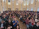 Lid� v Hole�ov� p�i ve�ejn� debat� protestovali proti chystan�mu slou�en� dvou...