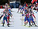 Biatlonistky stoupají v prvním úseku smí�ené �tafety na mistrovství sv�ta v...