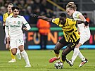 Dortmundský úto�ník Serhiou Guirassy (uprost�ed) bojuje o mí� s kapitánem...