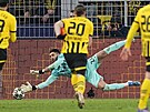 Branká� Sportingu Rui Silva úsp�n� zasahuje proti penalt� Serhoua Guirassyho z...